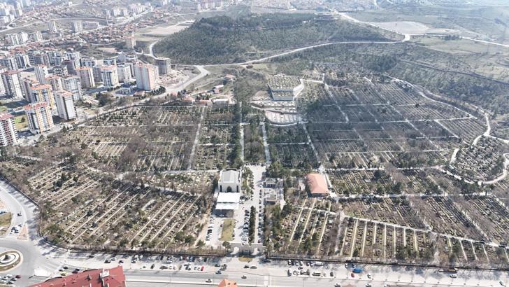 Kayseri Büyükşehir Belediyesi mezarlıkları bayram ziyaretlerine hazırladı