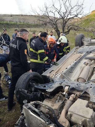 Hafif ticari araç şarampole yuvarlandı; baba ve kızı hayatını kaybetti