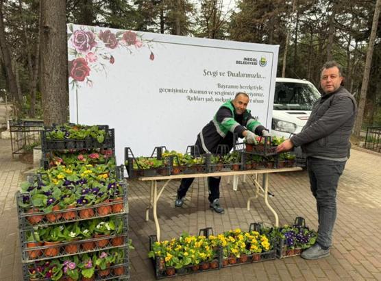 İnegöl’de mezarlık ziyaretine gelen vatandaşlara 9 bin adet çiçek dağıtıldı