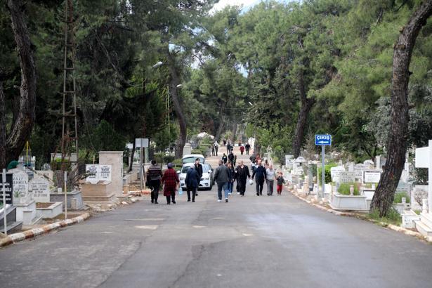 Arife günü mezarlıklara duygusal ziyaret