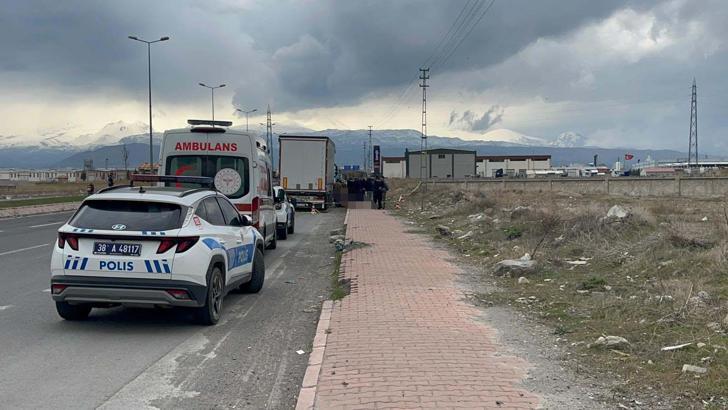 TIR şoförü, kullandığı aracın yanında ölü bulundu