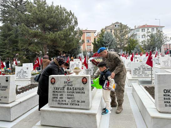Ankara'da şehitliklerde arife yoğunluğu