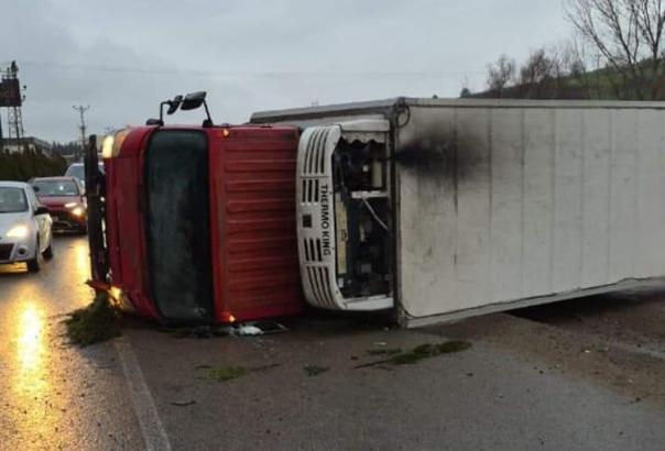 İnegöl'de fabrika duvarına çarpan kamyon devrildi; 2 yaralı