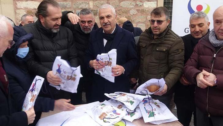 Kocaeli'de, arife gününe özel pişirilen bayram çöreği ikram edildi