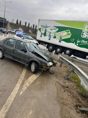 İnegöl’de kavşaktaki bariyerlere çarpan otomobilin sürücüsü yaralandı