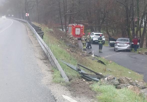 Bariyerleri aşan otomobil alt yola düştü; 1’i bebek 4 yaralı