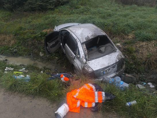 Taklalar atarak tarlaya uçan otomobildeki 3 kişilik aile yaralandı