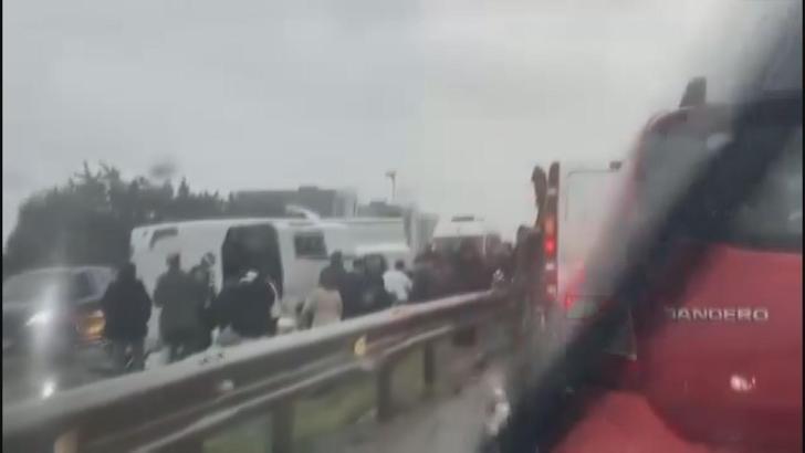 İstanbul - Büyükçekmece D-100 Karayolu'nda midibüs devrildi; kaza kamerada -1