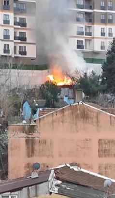 İstanbul - Eyüpsultan'da gecekondunun çatısı alev alev yandı