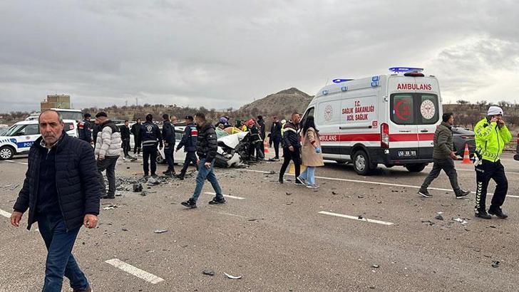 Nevşehir'de 3 aracın karıştığı kazada baba-oğul öldü; 7 yaralı