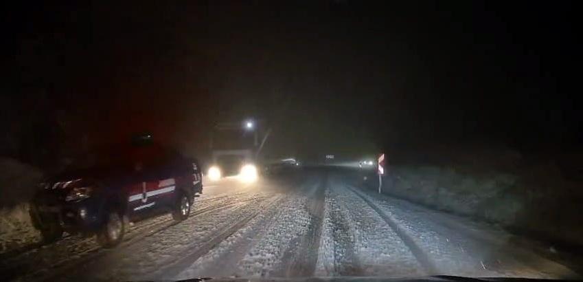 Kar yağışı İnegöl- Domaniç kara yolunda ulaşımı olumsuz etkiledi