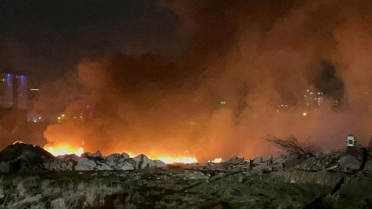 Evin bahçesindeki sünger ve paletler alev alev yandı