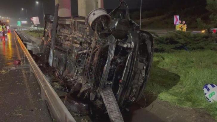 Kuzey Marmara Otoyolu'nda bariyerlere çarpan minibüs takla attı: 1 ölü, 1 yaralı