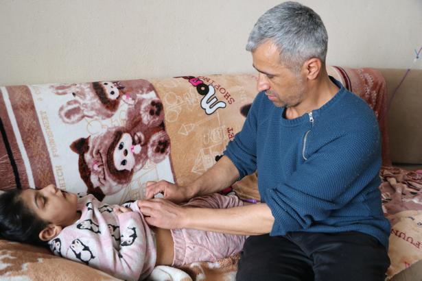 Biri engelli 4 çocuğuna hem annelik hem babalık yapıyor