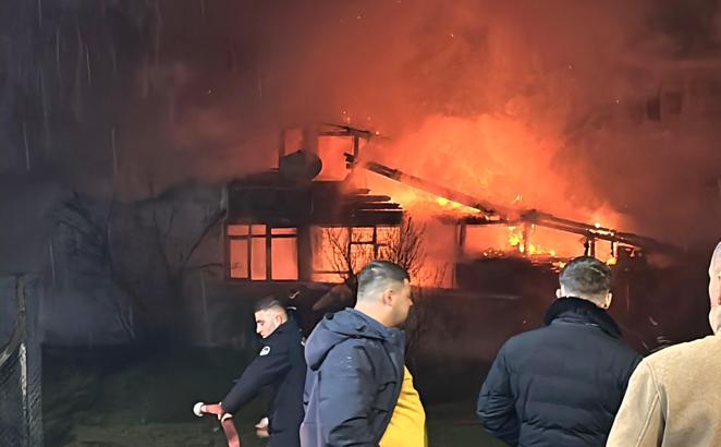 Sakarya'da ahşap ev küle döndü