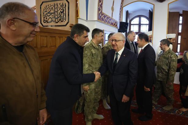 Bakan Güler, bayram namazını Hatay'daki tarihi caminde kıldı