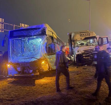 TIR, kavşakta otobüsüne çarptı: 1 yaralı