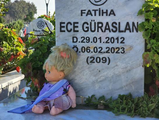 Hatay'daki deprem şehitliğinde hüzünlü bayram ziyareti