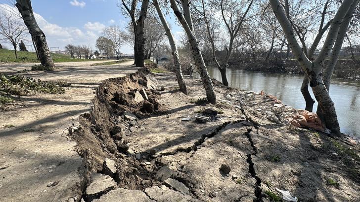 Taşkın yaşanan Tunca Nehri kıyısında çatlak ve göçükler oluştu