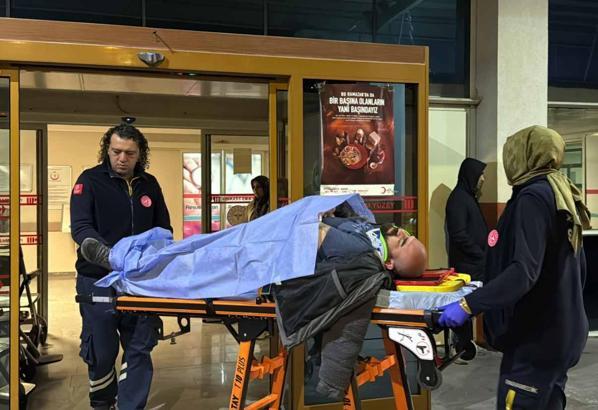 Otomobil, bariyerlere çarptı: 4 yaralı