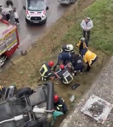 Otomobil, kayganlaşan yolda istinat duvarını aşarak düştü; 1 yaralı