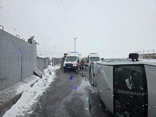 Bingöl’de hafif ticari araç yola savruldu: 2 yaralı