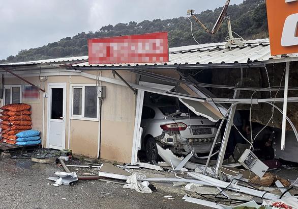 Otomobilin prefabrik iş yerlerine çarptığı anlar kamerada