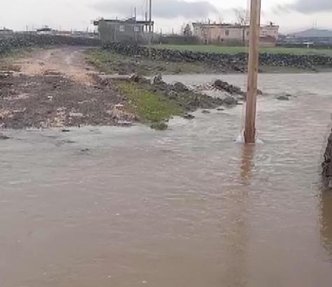 Diyarbakır’da sağanak sonrası dere taştı, yol su altında kaldı