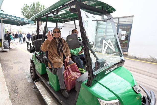 Büyükşehir ekipleri bayram boyunca mezarlıklarda vatandaşların yanında