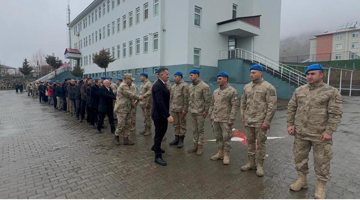 Bingöl'de 45 yıllık gelenek; önce Mehmetçik ile bayramlaştılar