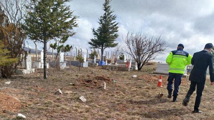 Boşanma aşamasındaki eşini anne ve babasının mezarı başında öldürüp, baldızını yaraladı