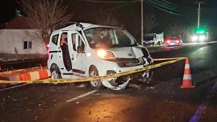 Niğde’de hafif ticari araç elektrik direğine çarptı: 1 ölü, 1 yaralı