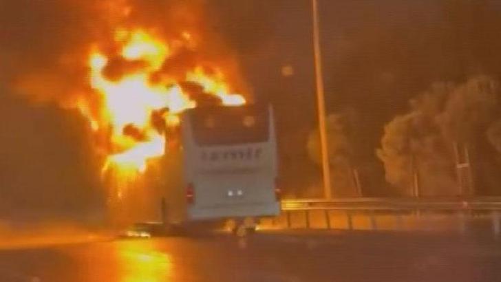 Esenler'de seyir halindeki yolcu otobüsü alev alev yandı