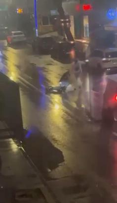 Cadde ortasında tekme ve yumruklarla darbedildi