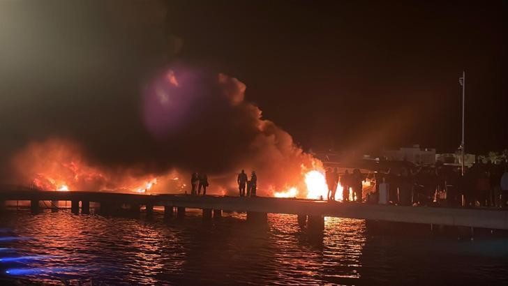 Bodrum’da marinada çıkan yangında 8 motoryat alev alev yandı