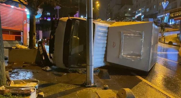 İstanbul- Bayrampaşa’da kamyonet devrildi: 3 yaralı