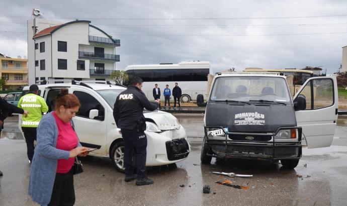 Kamyonet ile hafif ticari araç çarpıştı: 1 yaralı