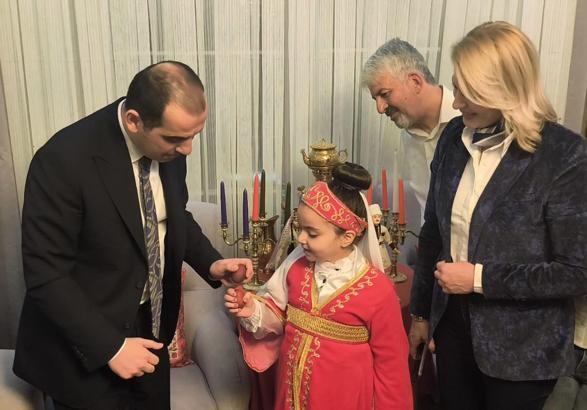 Vali Taşolar, yumurta tokuşturup, Nevruz ateşinin üzerinden atladı