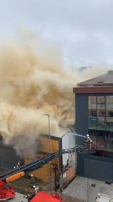 Ataşehir'de 2 katlı iş yerinde çıkan yangın söndürüldü