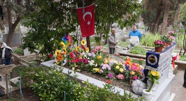 Atlas Çağlayan mezarı başında anıldı; Atlassız geçen ilk bayramım