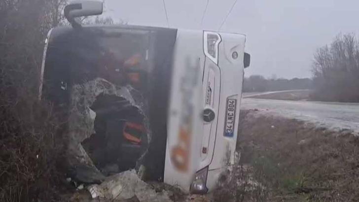 Çatalca'da polisleri taşıyan midibüs devrildi: 3 polis yaralı