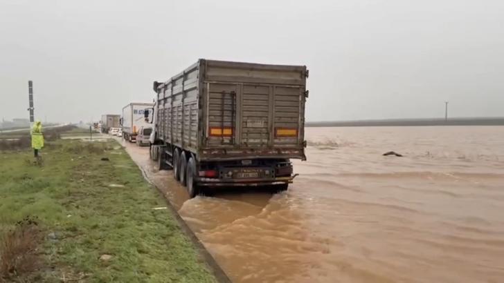 Nusaybin’de sağanak ve dolu: yollar göle döndü, evleri su bastı