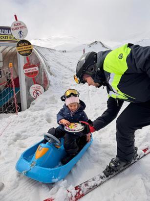 Erciyes’te kayakseverlere bayram şekeri ikramı