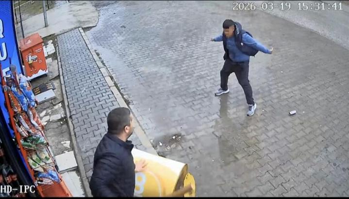 Tekel bayisinde taşlı sopalı kavga kamerada