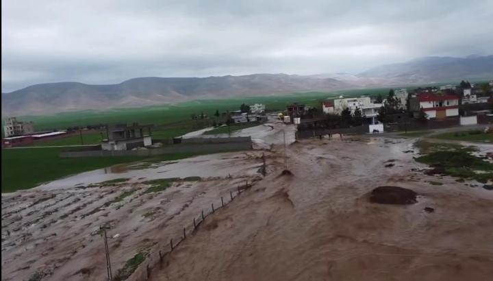 Nusaybin’de sağanak ve dolu: yollar göle döndü, evleri su bastı (2)