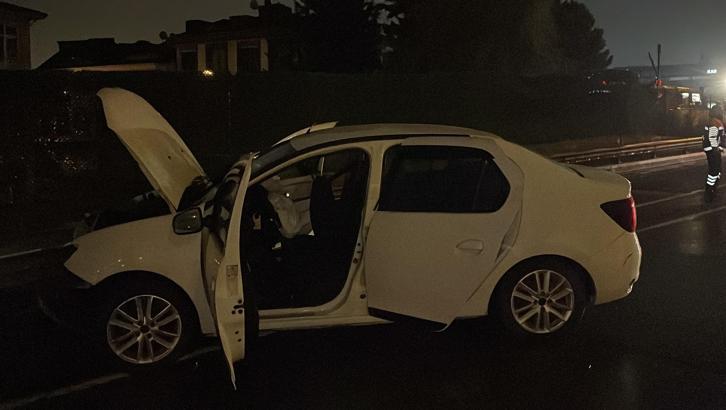 İstanbul - Eyüpsultan'da otomobil bariyerlere çarptı: 3 yaralı