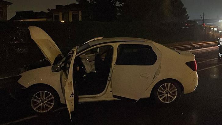 Eyüpsultan'da otomobil bariyerlere çarptı: 3 yaralı
