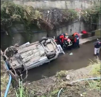 Hafif ticari araç dereye uçtu; 3 ölü, 2 yaralı