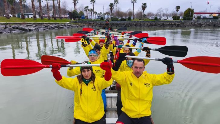 Down Sendromu Farkındalık Haftası’nda sporcular renkli çoraplarla kürek çekti