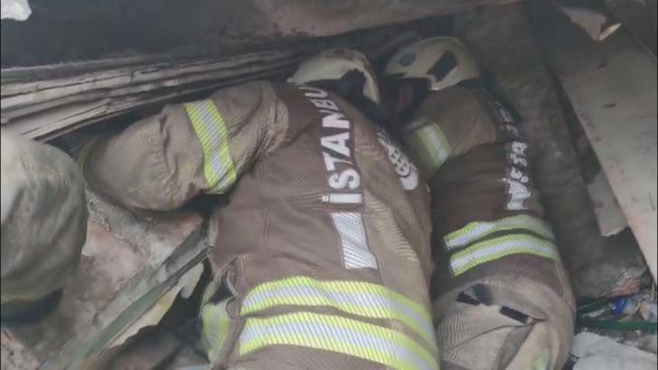 İstanbul - Fatih'te çöken 2 binada enkazda kalanların kurtarıldığı anlar kamerada